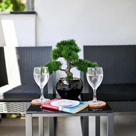 Newly Renovated Apartment Luce Zara Esterno foto