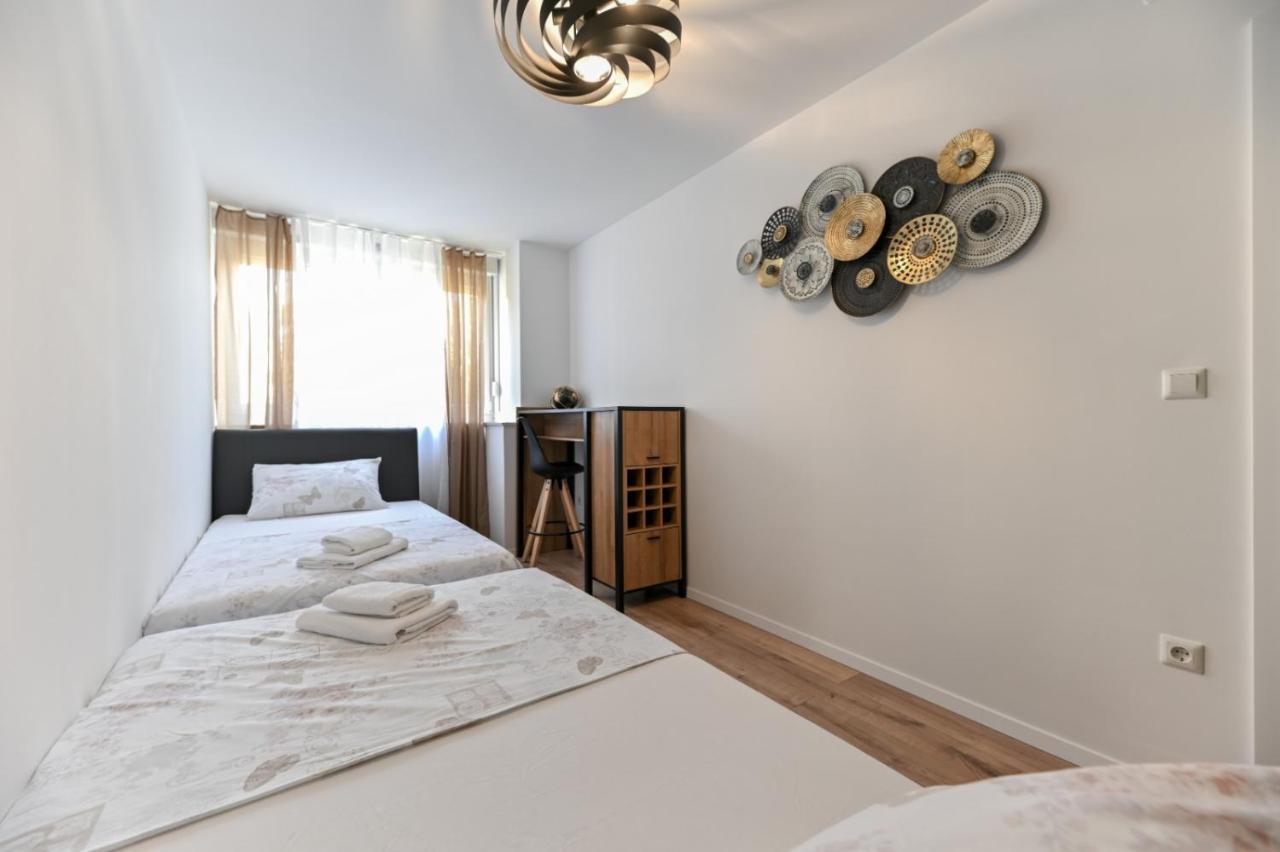 Newly Renovated Apartment Luce Zara Esterno foto