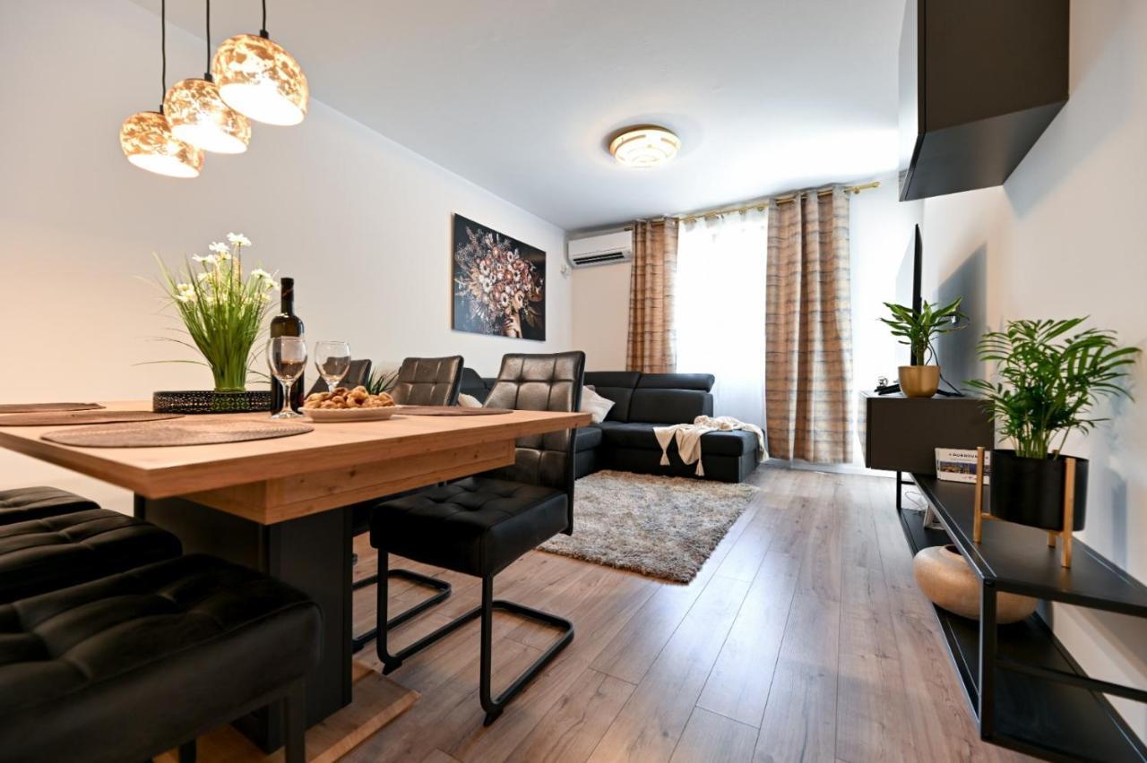 Newly Renovated Apartment Luce Zara Esterno foto