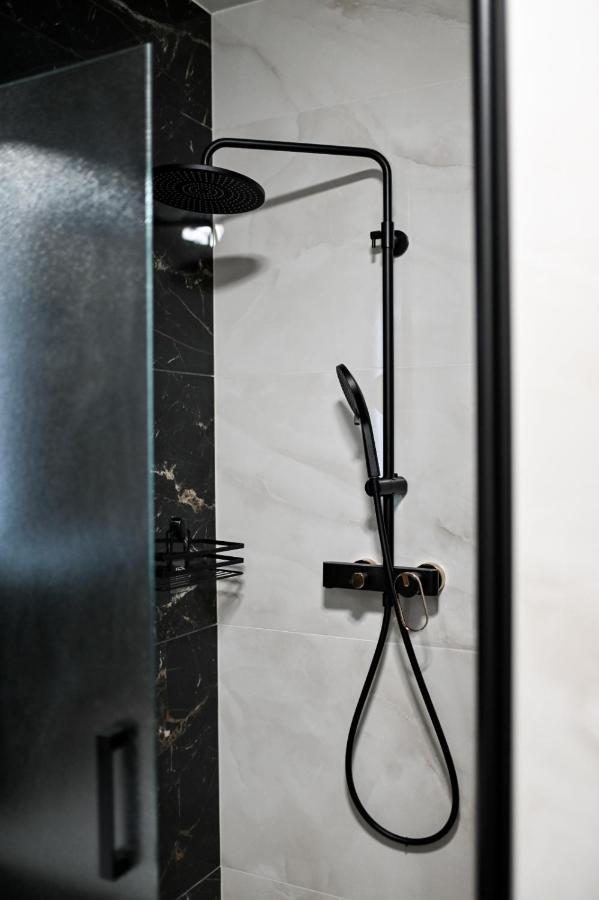 Newly Renovated Apartment Luce Zara Esterno foto