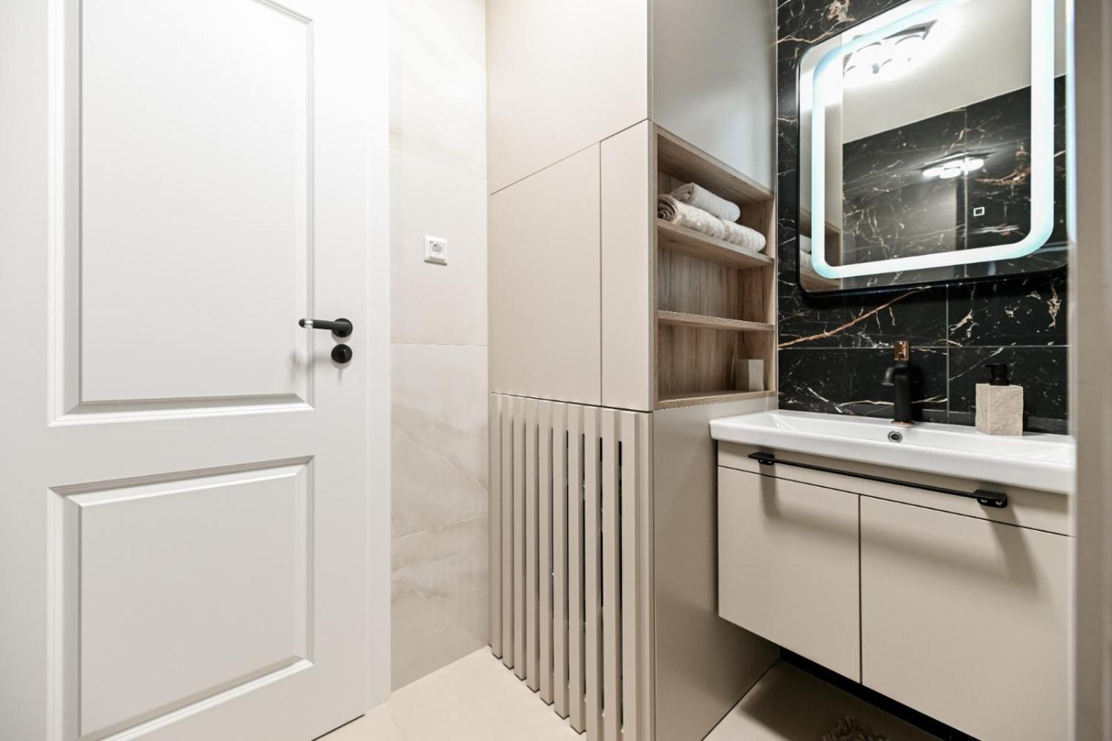 Newly Renovated Apartment Luce Zara Esterno foto