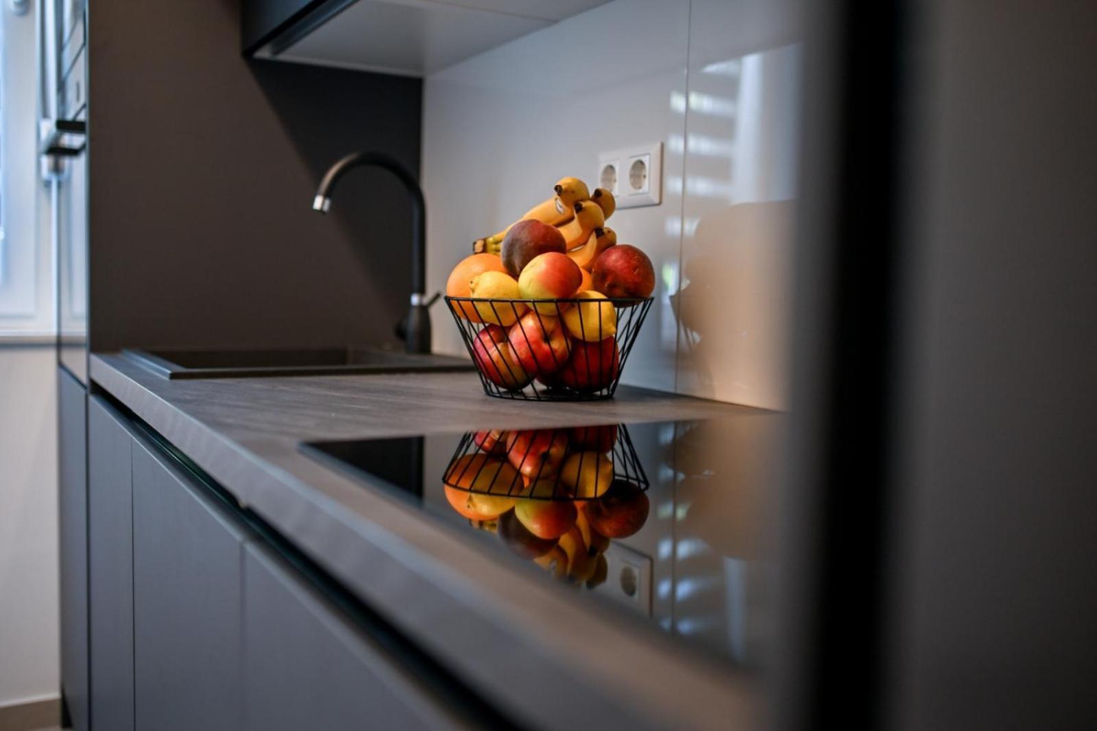 Newly Renovated Apartment Luce Zara Esterno foto