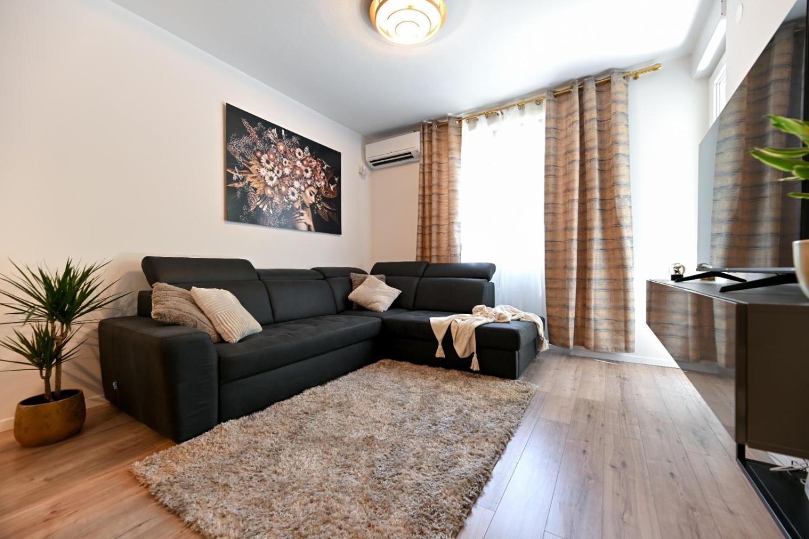 Newly Renovated Apartment Luce Zara Esterno foto